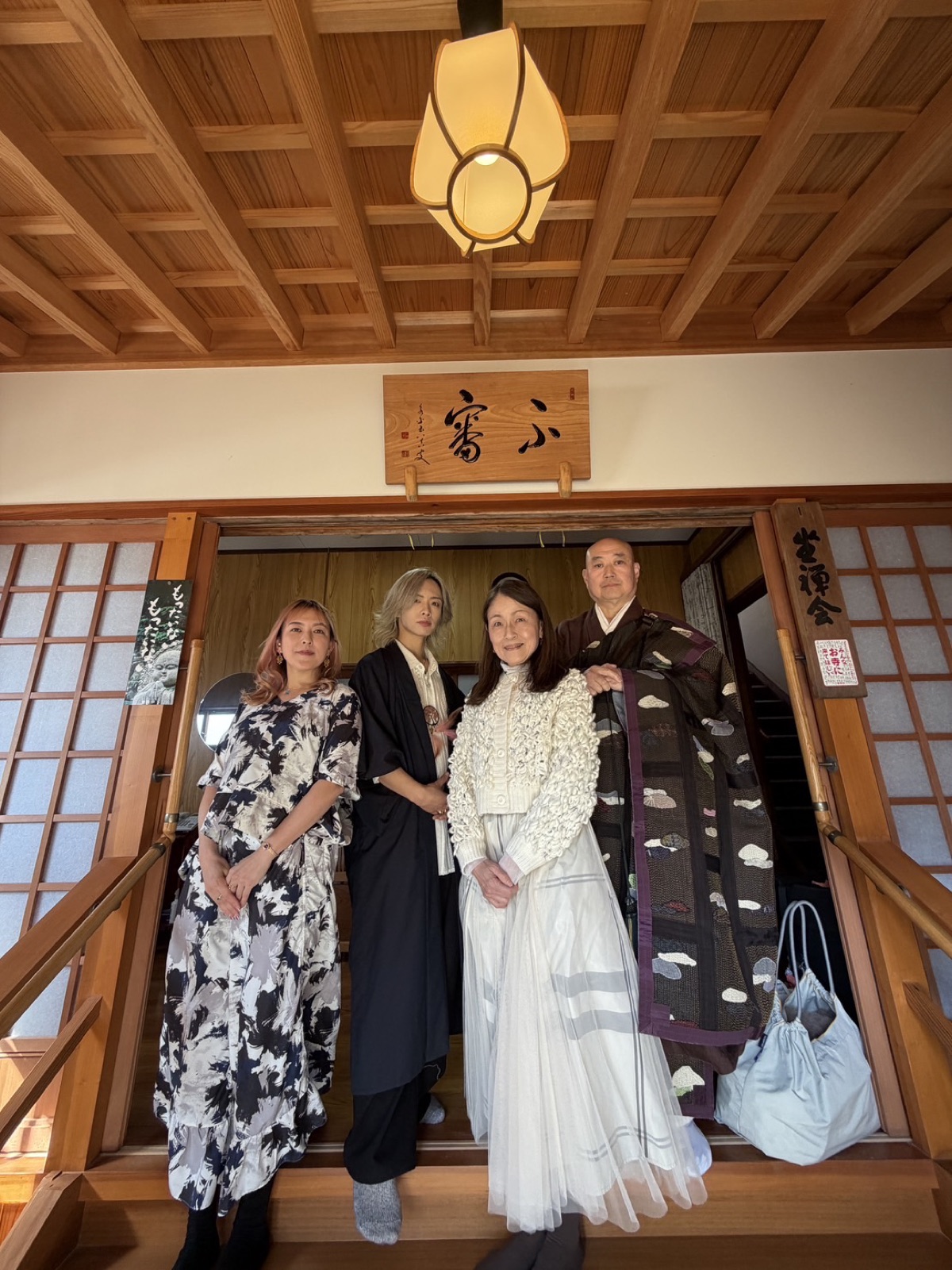 神光寺にて、共演者とともに