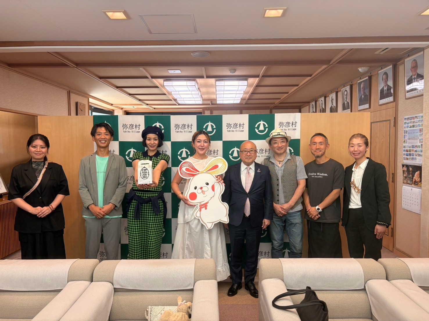mogmin. and everyone involved, gathered around Mayor Homma at the Yahiko Village Office